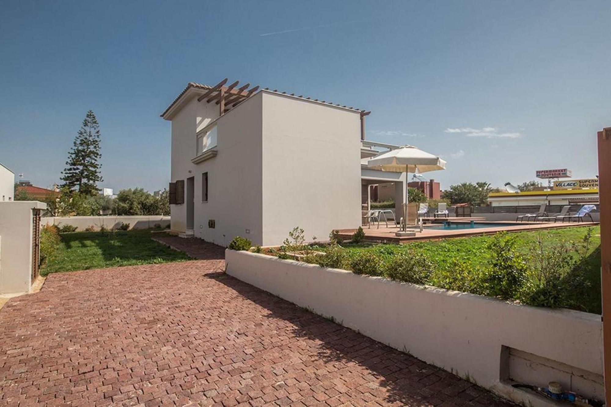 Petreris Dyo - Lovely 3 Bedroom With Pool - Short Walk To Nissi Avenue * Agia Napa