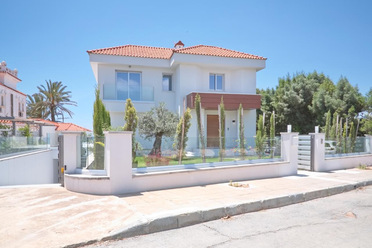 Royal 4 Bedroom Seafront *