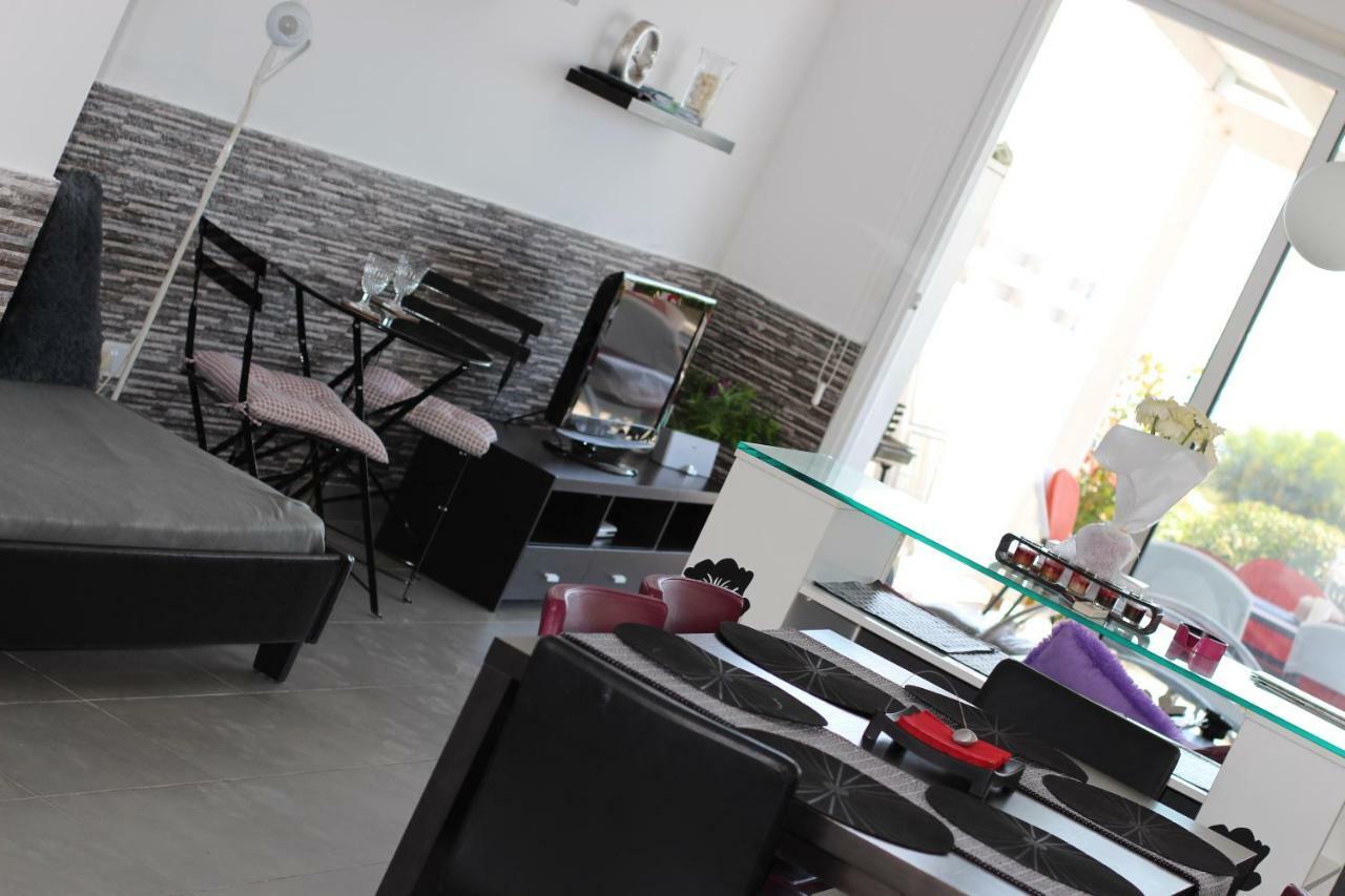 Villa Gorgona Seafront 3 Bedroom With Private Swimming Pool *