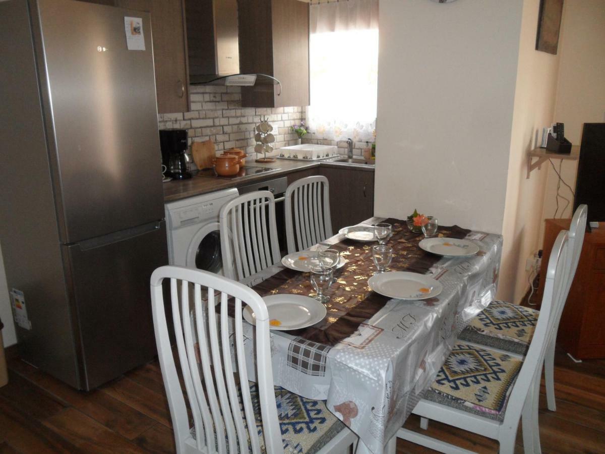 Sunshine Apts, Two Bedroom , Free Internet, No 3 Apartment
